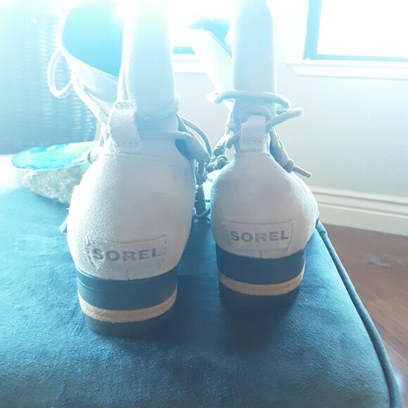 Size 9 1/2 10 ankle boots by Sorel. - Picture 4 of 6